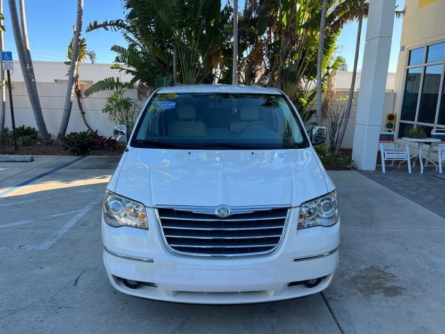 2010 chrysler town & country limited
