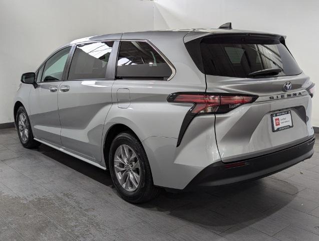 2022 toyota sienna xle 8 passenger