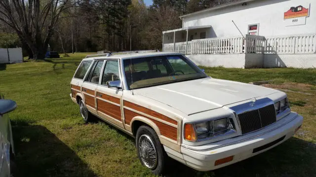 1987 chrysler town & country station wagon w/ woody trim - perfect hipster car!