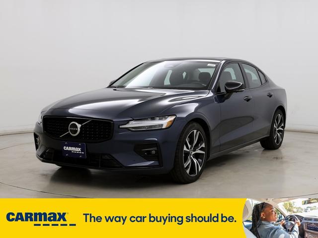 2024 volvo s60 b5 plus dark theme