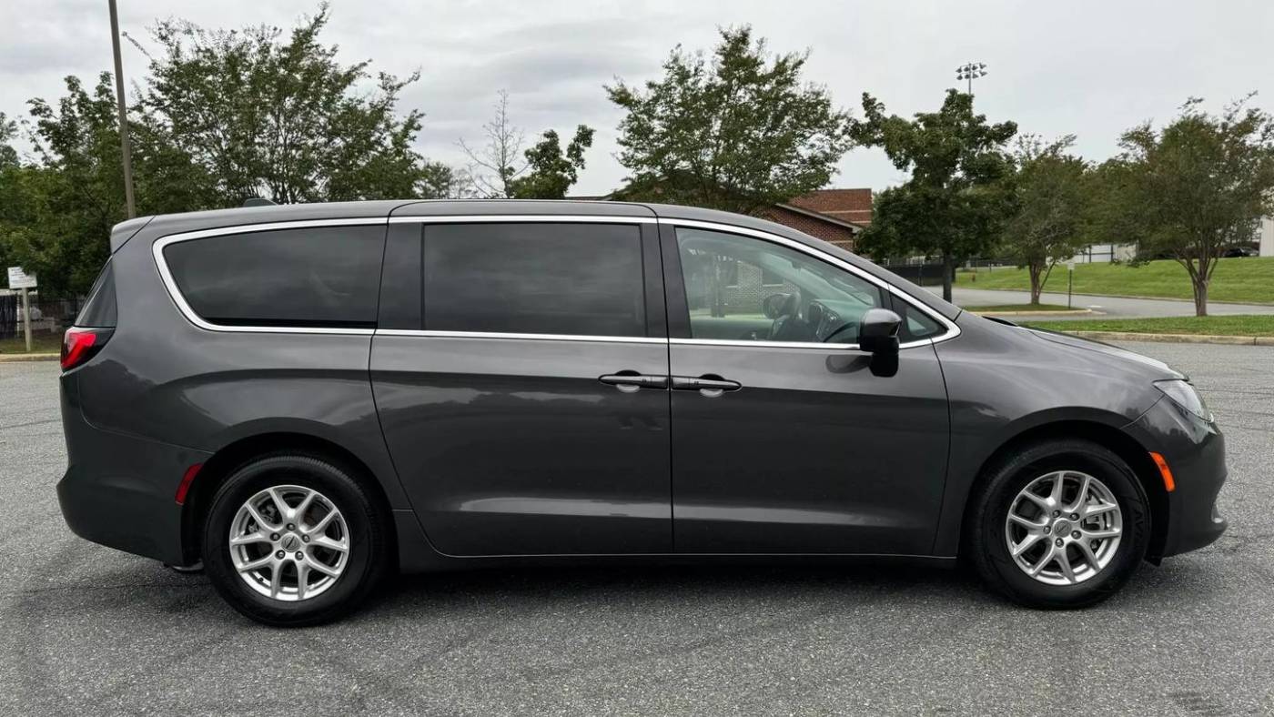2023 chrysler voyager lx