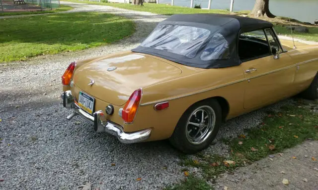 mgb with small bumpers and twin su's