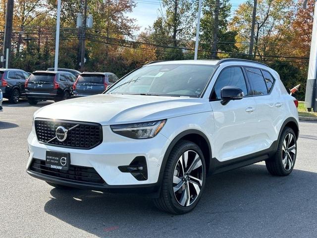 2024 volvo xc40 b5 plus dark theme