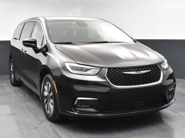 2024 chrysler pacifica hybrid select in freeport, new york