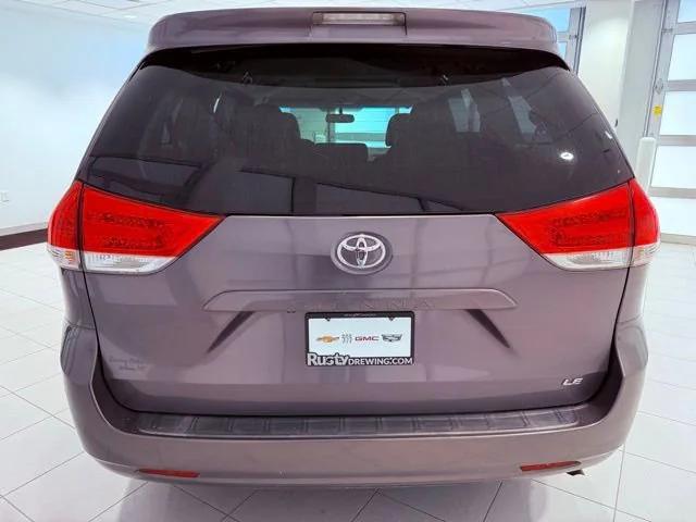 2011 toyota sienna le