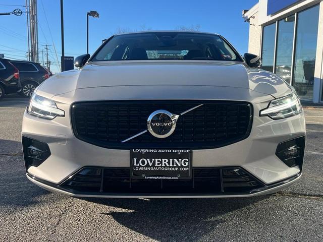 2024 volvo s60 b5 plus dark theme