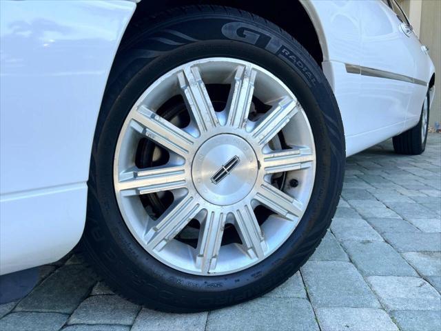 2011 lincoln town car signature