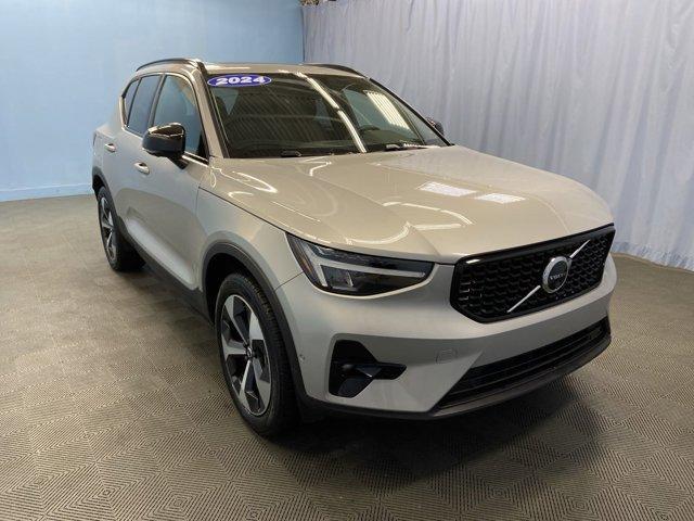 2024 volvo xc40 b5 plus dark theme