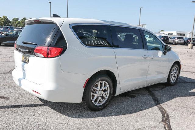2022 chrysler voyager lx