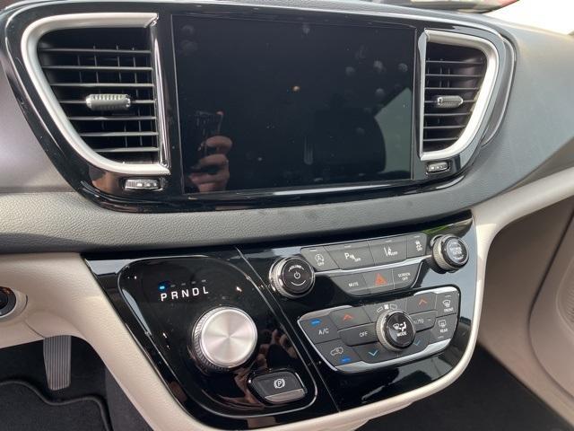 2022 chrysler pacifica touring-l