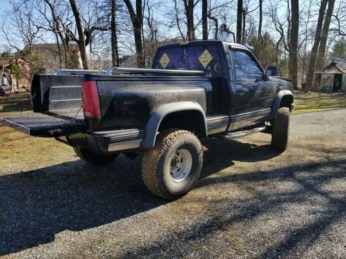 this is a 1992 chevy stepside pickup truck, it is a 1500 body style