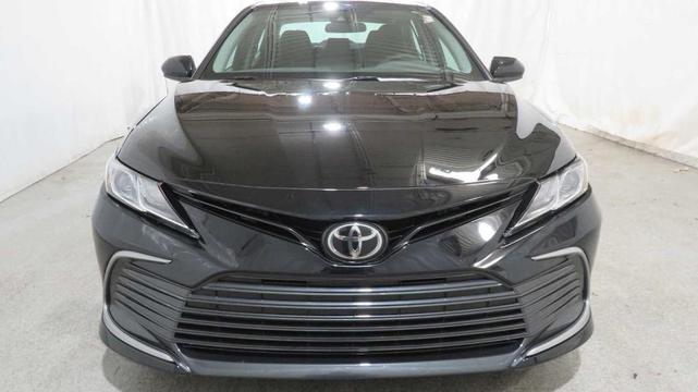 2022 toyota camry le
