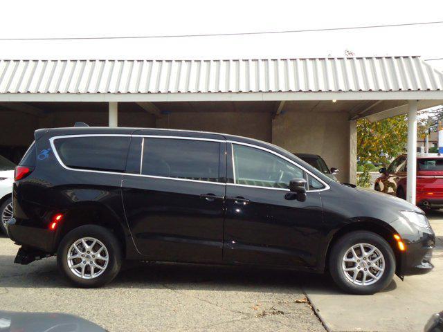 2022 chrysler voyager lx
