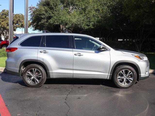2017 toyota highlander le i4