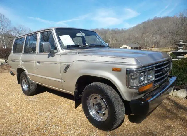 solid and sturdy fj62 in amazing condition inside and out...must see!