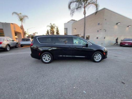 2022 chrysler voyager