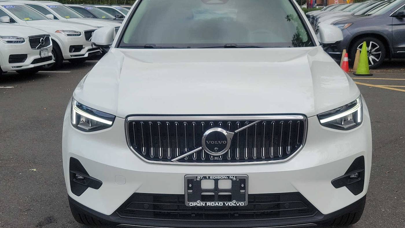 2024 volvo xc40 b5 plus bright theme