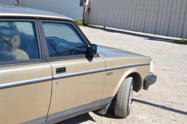 1993 volvo 240 base model