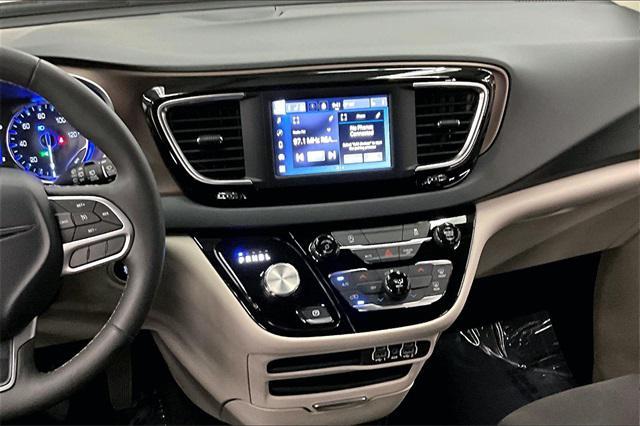 2023 chrysler voyager se