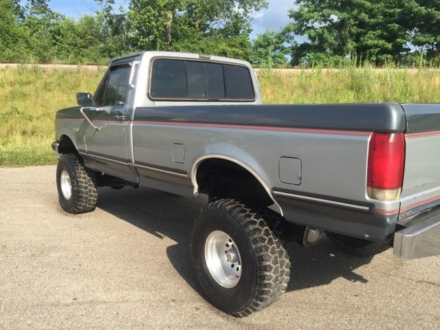 ****1988 ford f-150 xlt lariat 4x4**lifted w/ 35" tires! 68k miles****