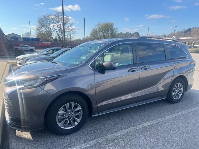 2022 toyota sienna le