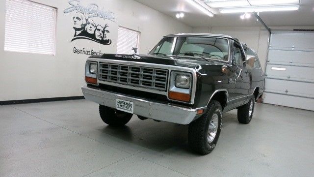 1982 dodge "ram charger" se royal 4x4 in "black" high gloss, 318 c.i. v-8
