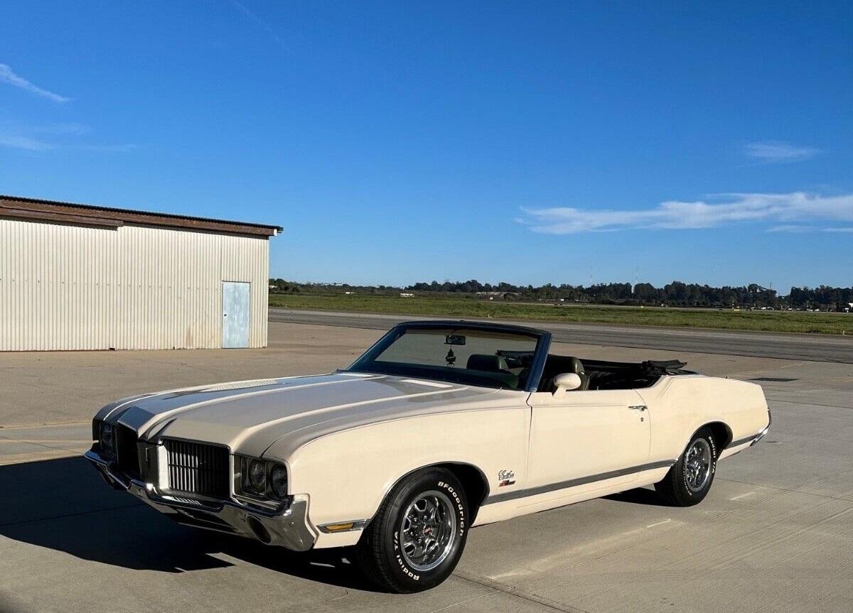 1971 oldsmobile cutlass convertible painted a creamy white color