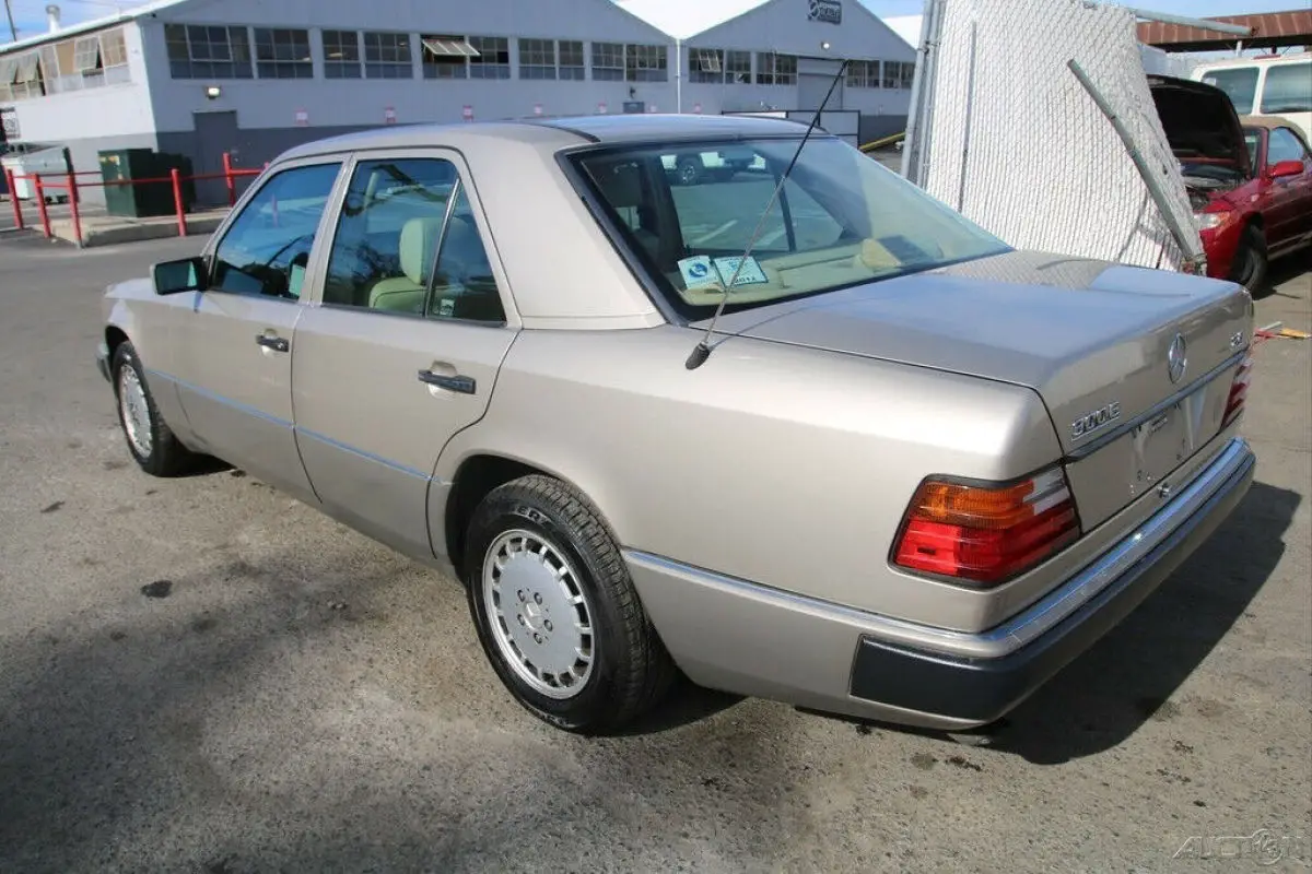 1993 300e 2.6 (std is estimated) used 2.8l i6 12v automatic sedan