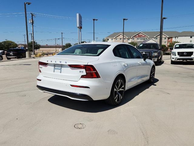2024 volvo s60 b5 plus dark theme