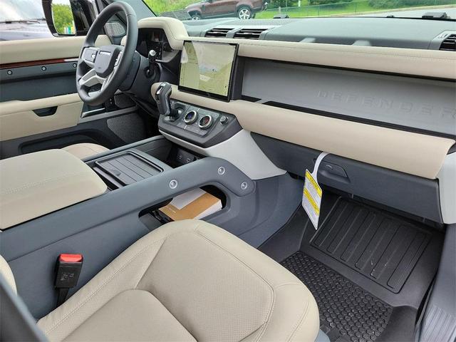 2023 land rover defender se