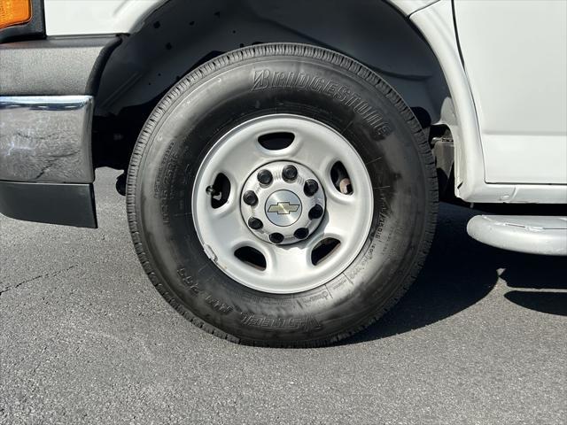 2022 chevrolet express 2500 rwd 2500 regular wheelbase wt