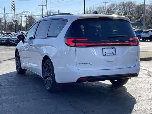2024 chrysler pacifica touring l in vicksburg, michigan