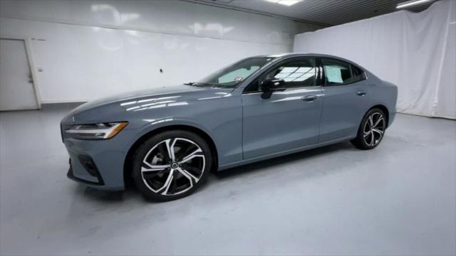 2024 volvo s60 b5 plus dark theme