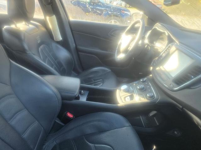 2016 chrysler 200 s