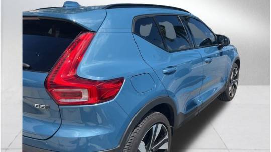 2024 volvo xc40 b5 plus dark theme