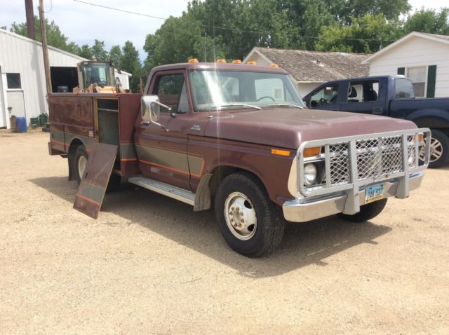 1977 ford f-350 dually with 9' utility box