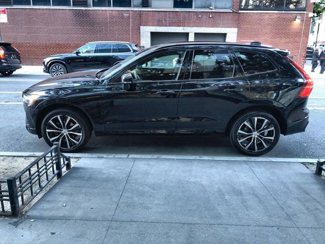 2023 volvo xc60 b5 plus dark theme
