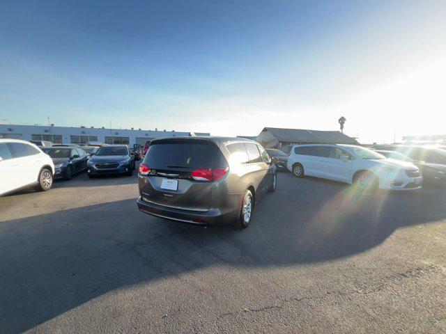 2023 chrysler voyager lx