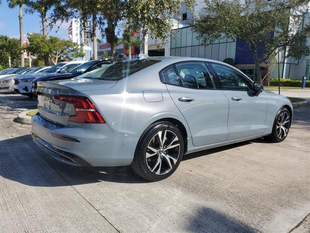 2024 volvo s60 b5 plus dark theme