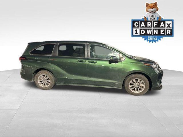 2021 toyota sienna le