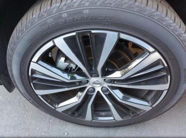 2024 volvo xc60 b5 plus dark theme