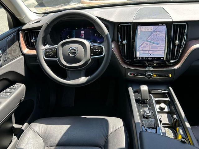 2024 volvo xc60 b5 plus dark theme