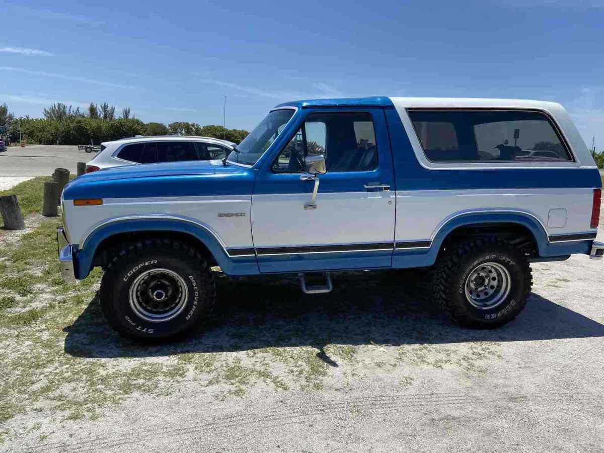 antique 1985 ford bronco blue/white