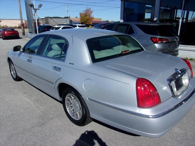 2001 lincoln town car signature