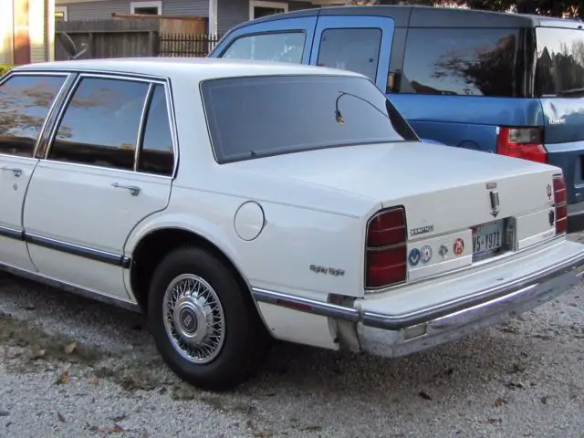 1989 white oldsmobile eighty eight / delta 88 4 door sedan