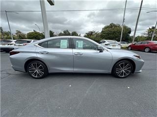 2022 Lexus ES base