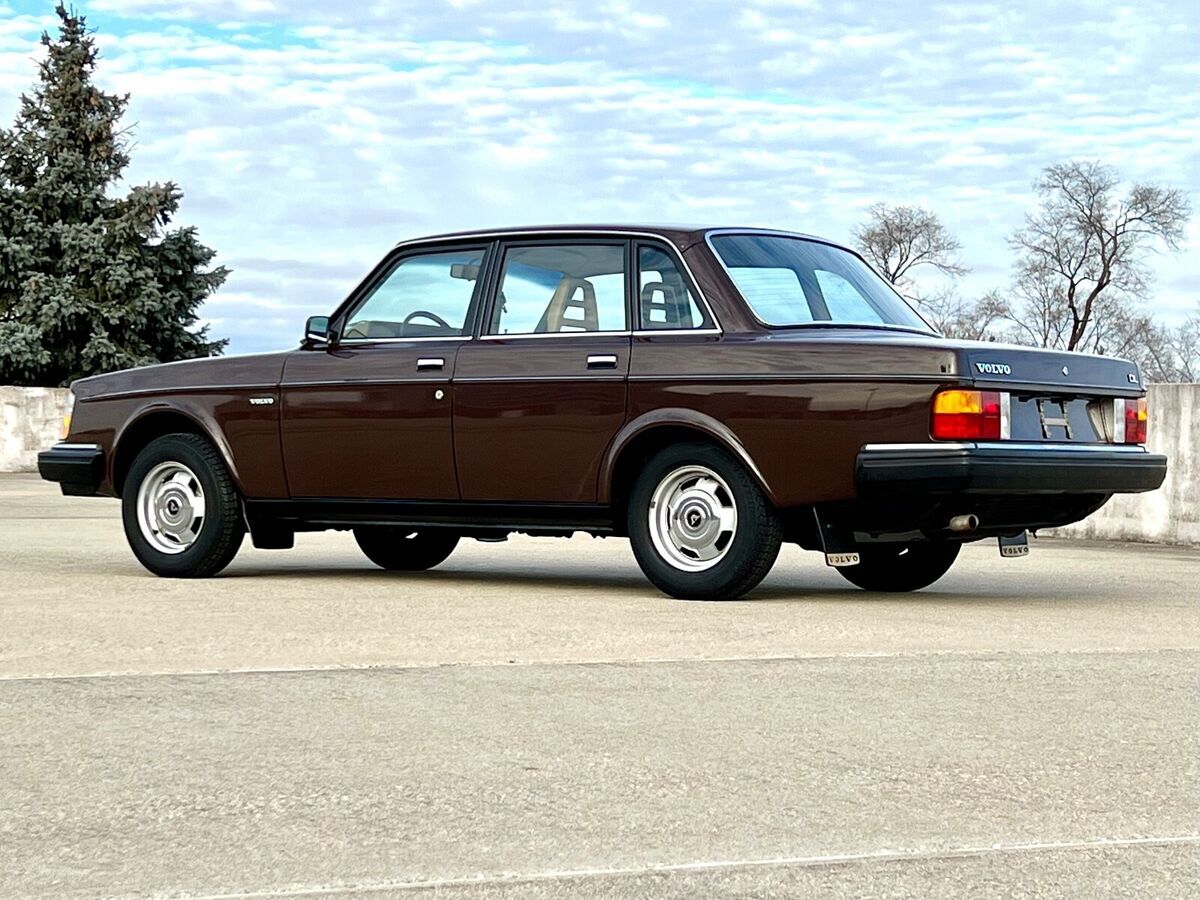 1983 volvo 240dl, 1,464 original miles, one owner from new, 1 of 1 factory color