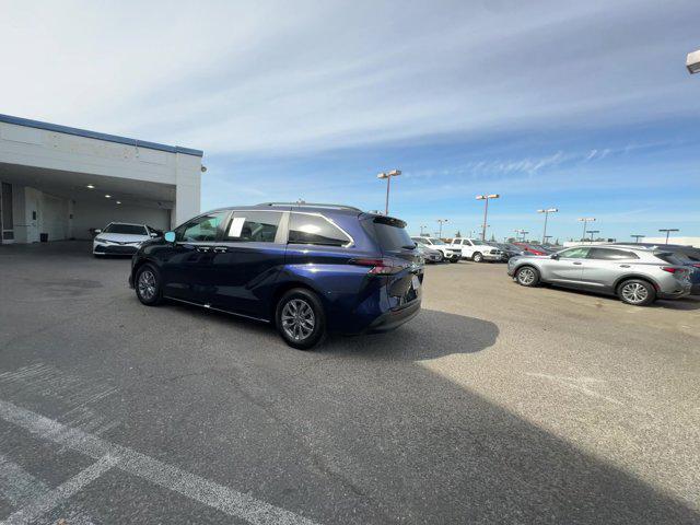 2024 toyota sienna xle 8 passenger