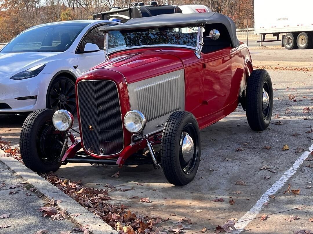 fiberglass body/355ci v8/steel hood/edelbrock 4bbl carb/iconic rod