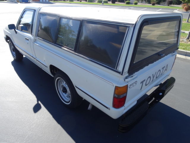 1986 toyota hilux pickup, all original. 2 owner